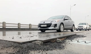 Rủi ro phương tiện lưu thông trên cầu Vĩnh Tuy những ngày mưa phùn