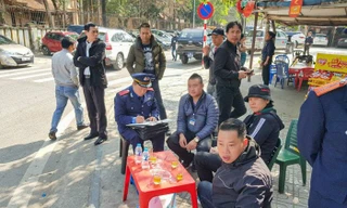 Thanh tra giao thông xử lý bãi xe 'chặt chém', tự ý rào đường