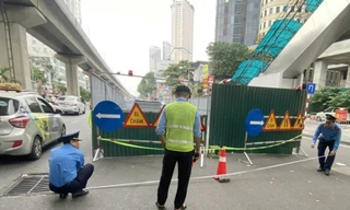 Thanh tra giao thông Hà Nội kiểm tra, xử lý 'lô cốt' vắng bóng công nhân