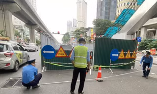 Thanh tra giao thông Hà Nội kiểm tra, xử lý 'lô cốt' vắng bóng công nhân