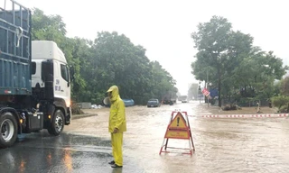 Mưa lớn, nhiều tuyến đường Hà Nội căng rào 'phong tỏa'