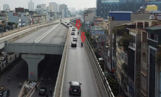 Xe máy bất chấp biển cấm, nguy hiểm chạy lên đường trên cao