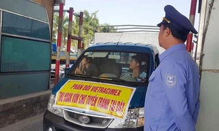 Mặc dù lực lượng chức năng và nhân viên thu phí đông nhưng trạm BOT Bắc Thăng Long vẫn phải xả trước việc phản đối của người dân.