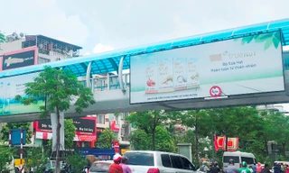 Mặc dù Vinasing đã bán quảng cáo tại cầu vượt phố Xã Đàn với giá 150.000 USD/năm (3,4 tỷ đồng) nhưng hiện biển này đã hết phép và bị tạm dừng việc cấp lại. Ảnh: A.Trọng