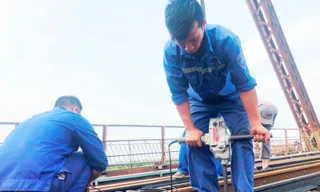 Bong ốc vít, xô lệch tà vẹt đường sắt chạy qua cầu Long Biên, Thăng Long