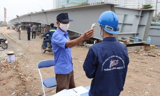 Công nhân trước khi vào công trường giao thông Hà Nội được đo thân nhiệt. Ảnh: Trọng Đảng