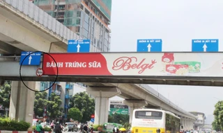 Hà Nội: Nhiều cầu vượt bị dừng lắp đặt biển quảng cáo