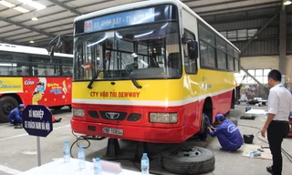 Tranh tài tại "Hội thi bảo dưỡng đình kỳ xe buýt" 2017 sáng 30/9