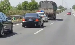 Hình ảnh xe tải 35C - 040.82 không nhường đường cho đoàn xe ưu tiên được cắt từ clip