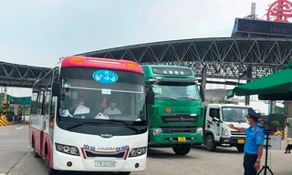 Thay vì thẻ luồng xanh, Hà Nội cấp mã nhận diện cho xe chở công nhân, chuyên gia. Ảnh: T.Đảng