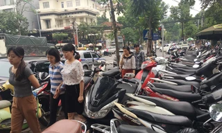 CSGT điều tiết xe người dân vào 7 bãi đỗ quanh khu vực Lăng Bác