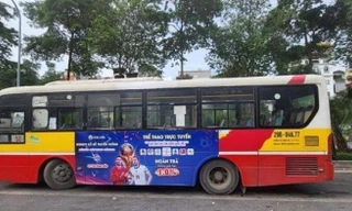 Xe buýt quảng cáo cá độ bóng đá, Sở Giao thông Hà Nội xử lý ra sao?