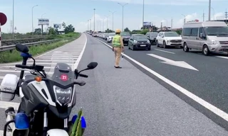 Cao tốc di chuyển khó khăn, CSGT phải dùng xe môtô tiếp cận 'điểm nóng' 