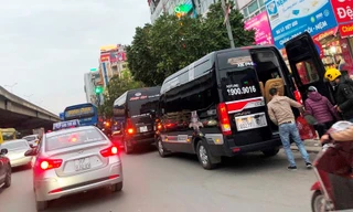 Xe của hãng vận tải Phiệt Học và Đoàn Xuân xếp hàng dài bắt khách tại nút giao Nguyễn Xiển-Nguyễn Trãi trong mấy ngày qua.