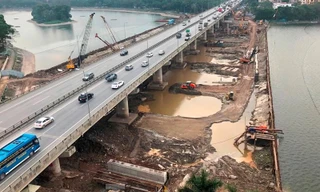 Mặt hồ Linh Đàm bị xẻ đôi vì dự án cầu cạn chậm trả mặt bằng