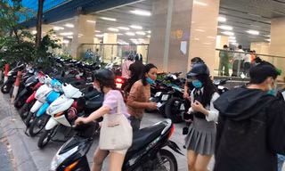 Người dân đi tàu phải gửi bãi xe lậu giá phí chặt chém trong những ngày đầu. Ảnh: Anh Trọng