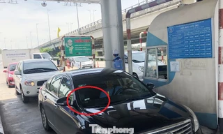Xe có dán thẻ nhưng sáng 8/7 đi vào làn thu phí ETC tài khoản không có tiền.