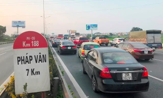 Ùn tắc kéo dài trên cao tốc Pháp Vân - Cầu Giẽ đoạn từ trạm thu phí đến xã Tứ Hiệp (Thanh Trì).