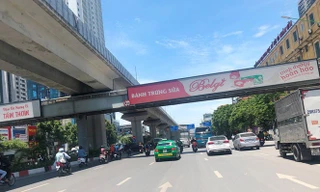 Biển quảng cáo lắp đặt sai quy định tại cầu vượt đi bộ Hà Nội.