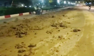 Bùn đất ngổn ngang ở đường Nguyễn Chí Thanh và dài cả kilômét. Ảnh cắt từ clip