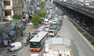 Loạt lô cốt khủng bủa vây đường Nguyễn Xiển, người dân vật vã 'qua ải' ùn tắc