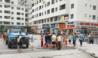 Người dân Linh Đàm xếp hàng chia nước sạch như chia gạo thời bao cấp