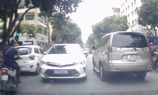 Nhiều ý kiến luật sư cho rằng, xe biển xanh 29A-017.56 không đủ điều kiện đi vào đường ngược chiều sáng 23/4. Ảnh cắt từ clip