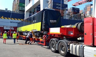 Tàu metro Nhổn - ga Hà Nội được cẩu lên tàu để vận chuyển về Việt Nam.