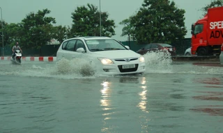 Mưa ngập trên nhiều tuyến phố Hà Nội chiều 20/8