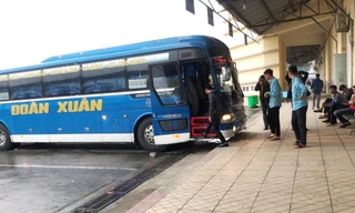 Theo liên ngành Hà Nội, xe khách Đoàn Xuân và Ô hô đang đang từ bến Yên Nghĩa và chạy xuyên tâm Hà Nội để về Hải Phòng. Ảnh: T.Đảng