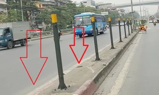 Hàng rào sắt dải phân cách đường Giải Phóng bất ngờ bị 'nhổ trụi'