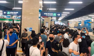 Hành khách xếp hàng kéo dài lên tàu Cát Linh - Hà Đông chiều 7/11. Ảnh: A. Trọng