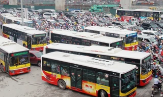 Theo các chuyên gia, xe buýt Hà Nội đang bị thất thế trong việc cạnh tranh và bị bủa vây bởi xe cá nhân khi lưu thông trên đường. Ảnh: A.Trọng