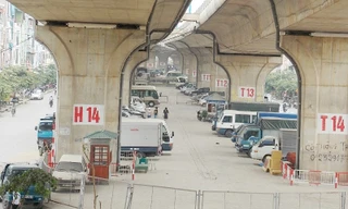 Trông xe dưới gầm cầu Vĩnh Tuy.