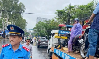 Hà Nội dùng xe công vụ chở người dân qua đường bị ngập