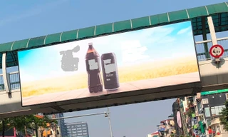 Hàng loạt biển quảng cáo cầu vượt hết phép tại Hà Nội