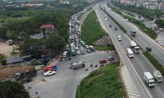 Sau khi được điều chỉnh lại dải phân cách, hai đầu cầu Thanh Trì thường xuyên ùn tắc