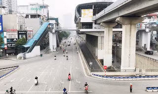  Tại các nút giao, tuyến đường vốn hàng ngày được xem là những “điểm đen” về ùn tắc với lượng phương tiện vượt gấp nhiều lần thiết kế, những ngày tháng tư này vắng vẻ đến… không ngờ. 
