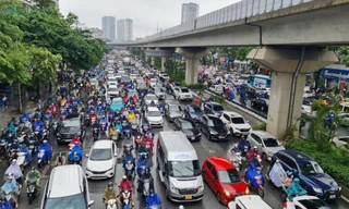 Hà Nội ngập sâu sau trận mưa lớn, giao thông ùn tắc kéo dài