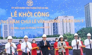 Bí thư Thành ủy Hà Nội Vương Đình Huệ cùng các đại biểu thực hiện nghi thức khởi công dự án (Ảnh: TTXVN) 
