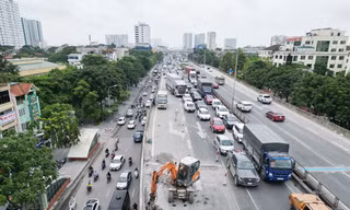 Đường Vành đai 3 tiếp tục ùn tắc kéo dài nhưng công trường thi công rào chắn cẩu thả gây bụi bẩn