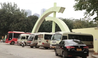 Bãi đỗ xe tự phát 'bịt' cổng nhiều công viên ở Hà Nội 