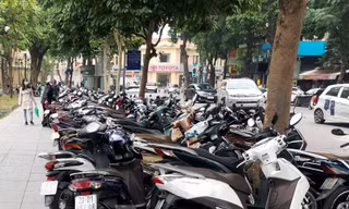 Trông xe trên vỉa hè tại quận Hoàn Kiếm.