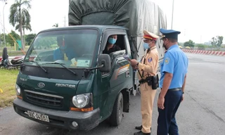 Liên ngành kiểm tra giấy đi đường của xe ô tô chở hàng vào vùng đỏ. ảnh: Anh Trọng