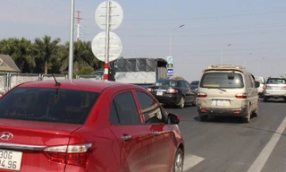 Cầu Thăng Long tắc kéo dài, đường trên cao thiếu điểm lên xuống