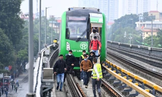 Tàu Cát Linh - Hà Đông dừng đột ngột khi đang chạy do mưa dông