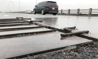 Tấm thép lắp cao hơn mặt đường, tua tủa các đinh gim đang như bẫy đối với người tham gia trên cầu Vĩnh Tuy, nhất là những hôm trời mưa.