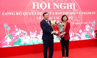 Phó Bí thư thường trực Thành ủy Hà Nội Nguyễn Thị Tuyến trao quyết định cho ông Đinh Trường Thọ chiều 26/2
