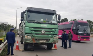 Cầu Thăng Long lập chốt kiểm soát xe quá tải thế nào?
