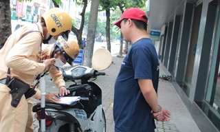 CSGT tuần tra và mời nhà xe ‘lập bến’ trên đường Lê Duẩn lên làm việc